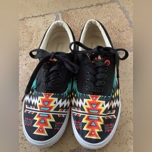 Bucketfeet Southwest Aztec Print Canvas Lace Up Low Sneakers Womens 8
Q2